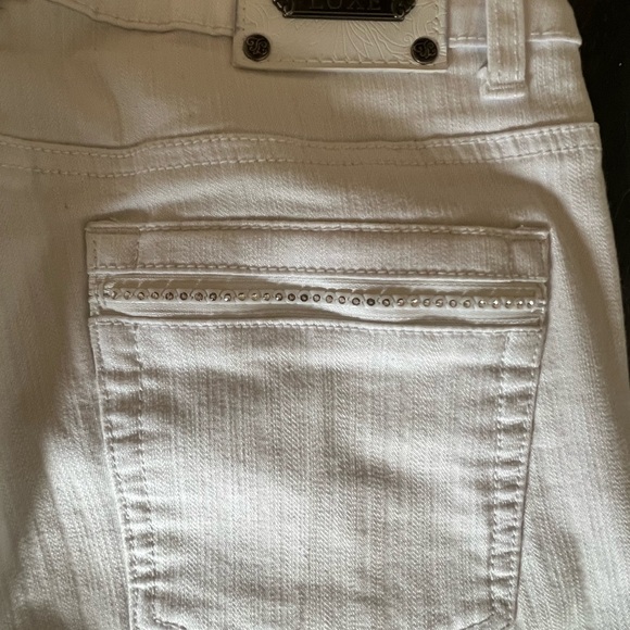 White jeans with beaded detail. Zippers at bottom cuffs. Size 6. - Picture 2 of 7